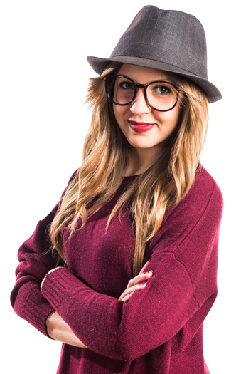 Frau mit Hut und weinroten Pullover